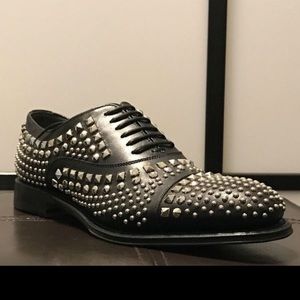 Gucci women’s silver studded black leather shoe